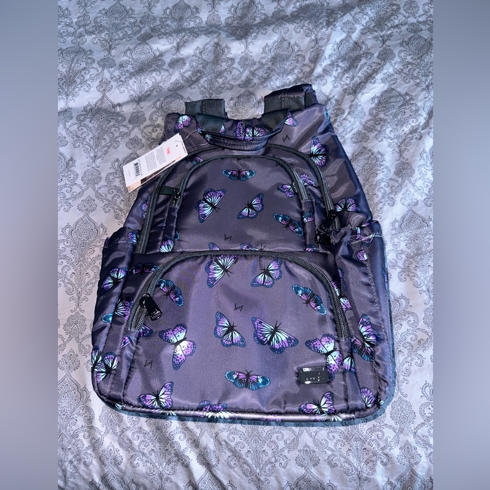 Lug Butterfly Gray Hatchback